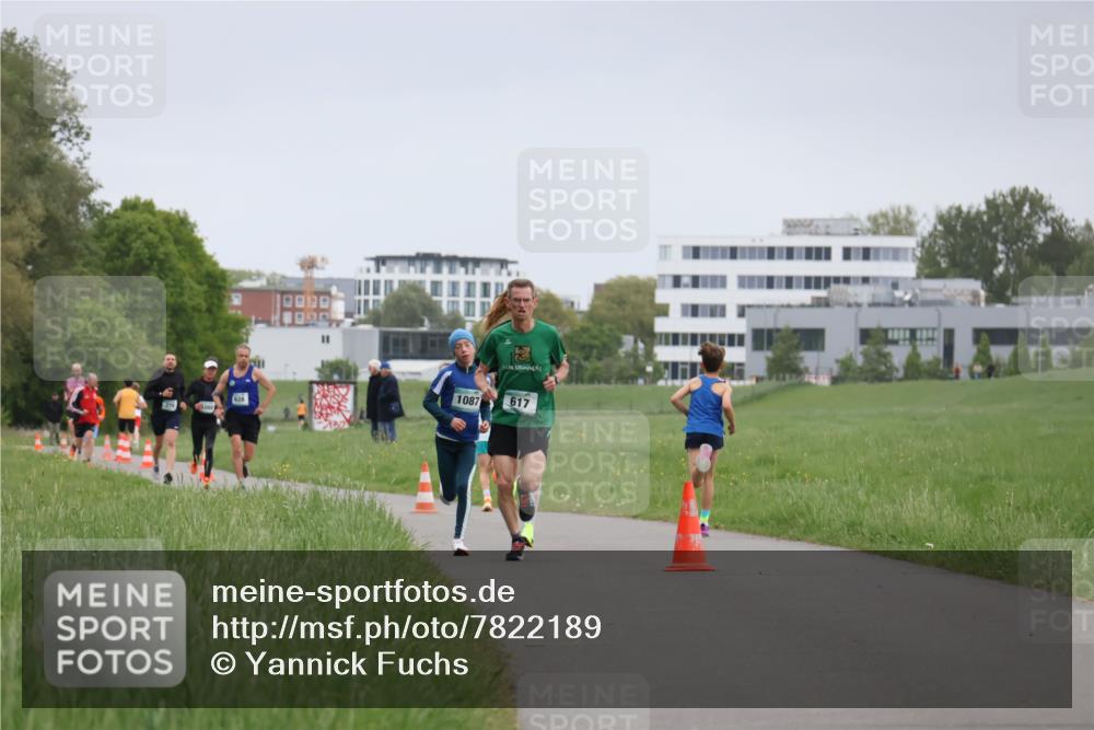 04.05.2025 - 8. Wedeler Halbmarathon Yannick Fuchs http://msf.ph/oto/7822189 04.05.2025 11:10:33 Laufen 1087, 617 meine-sportfotos.de
