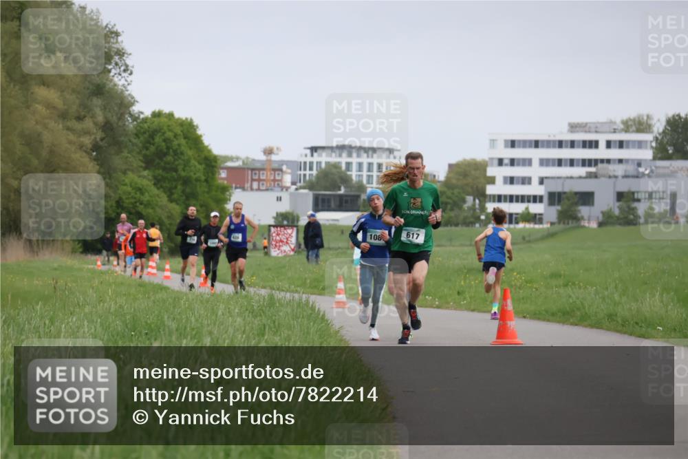 04.05.2025 - 8. Wedeler Halbmarathon Yannick Fuchs http://msf.ph/oto/7822214 04.05.2025 11:10:34 Laufen 617, 108 meine-sportfotos.de