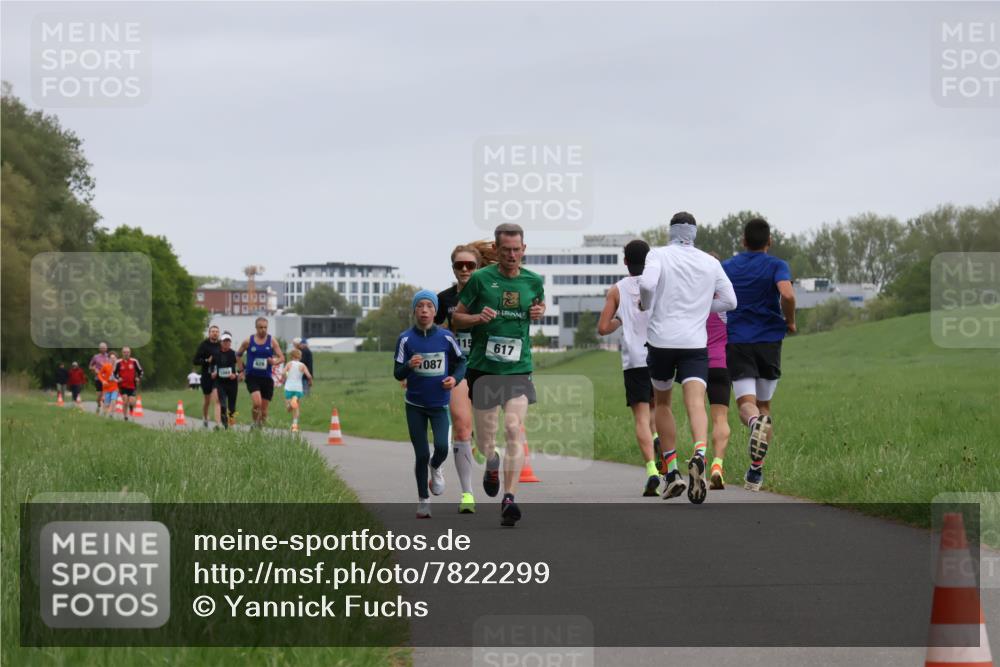 04.05.2025 - 8. Wedeler Halbmarathon Yannick Fuchs http://msf.ph/oto/7822299 04.05.2025 11:10:37 Laufen 10990, 087, 115, 617 meine-sportfotos.de