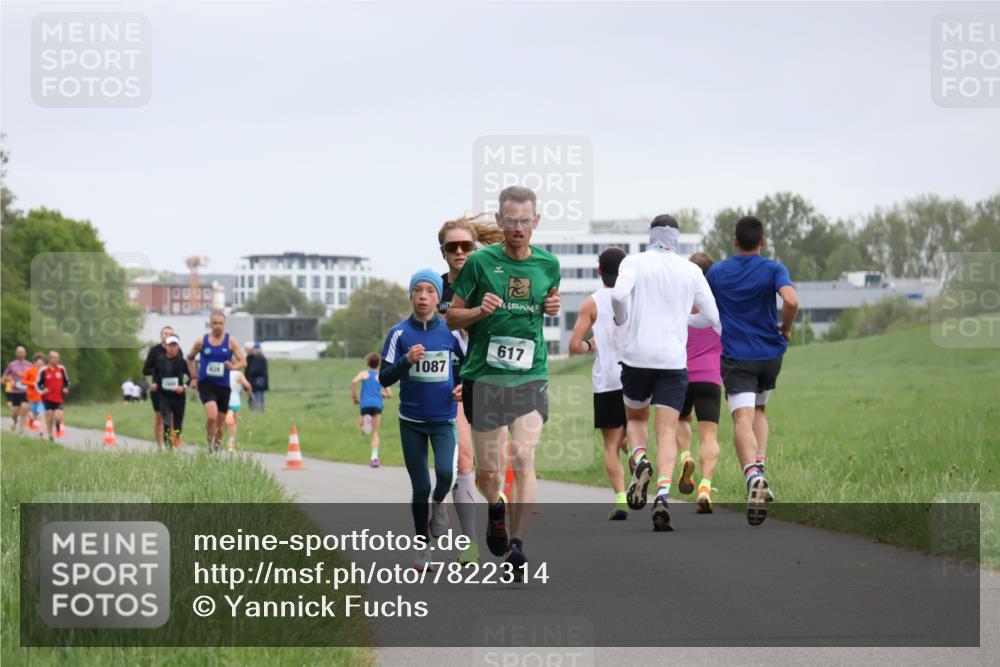 04.05.2025 - 8. Wedeler Halbmarathon Yannick Fuchs http://msf.ph/oto/7822314 04.05.2025 11:10:38 Laufen 629, 1087, 617 meine-sportfotos.de