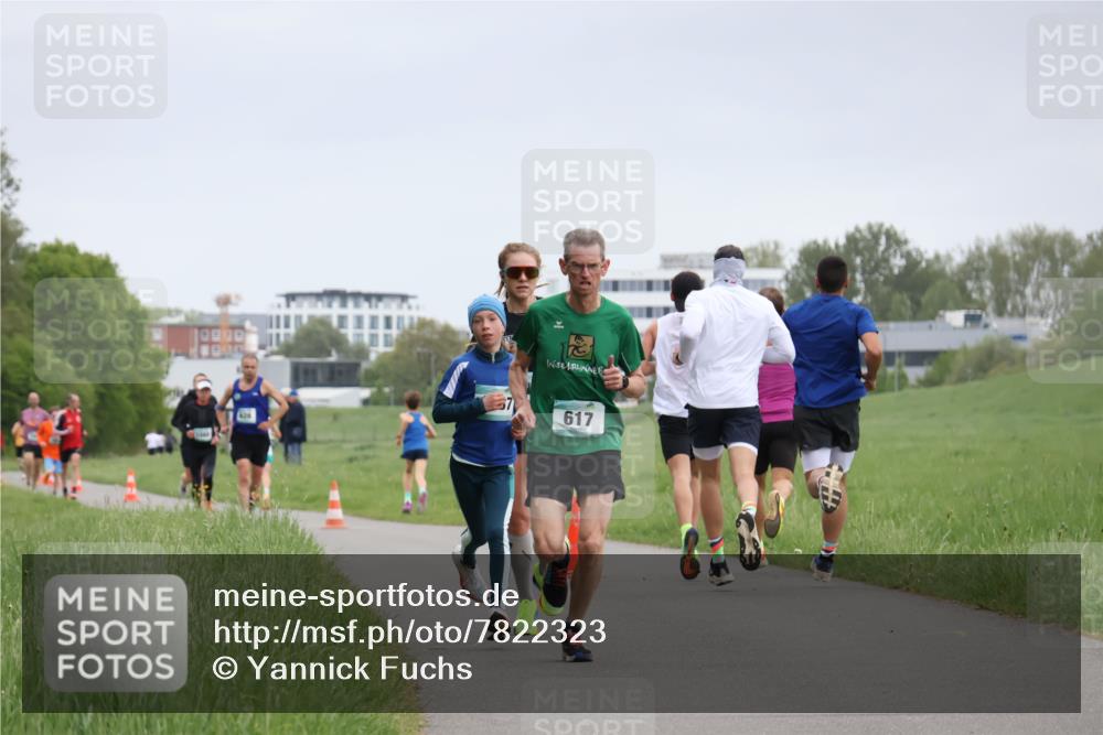 04.05.2025 - 8. Wedeler Halbmarathon Yannick Fuchs http://msf.ph/oto/7822323 04.05.2025 11:10:38 Laufen 620, 617 meine-sportfotos.de