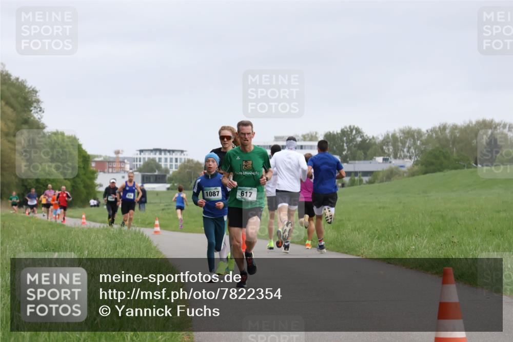 04.05.2025 - 8. Wedeler Halbmarathon Yannick Fuchs http://msf.ph/oto/7822354 04.05.2025 11:10:38 Laufen 1087, 617 meine-sportfotos.de