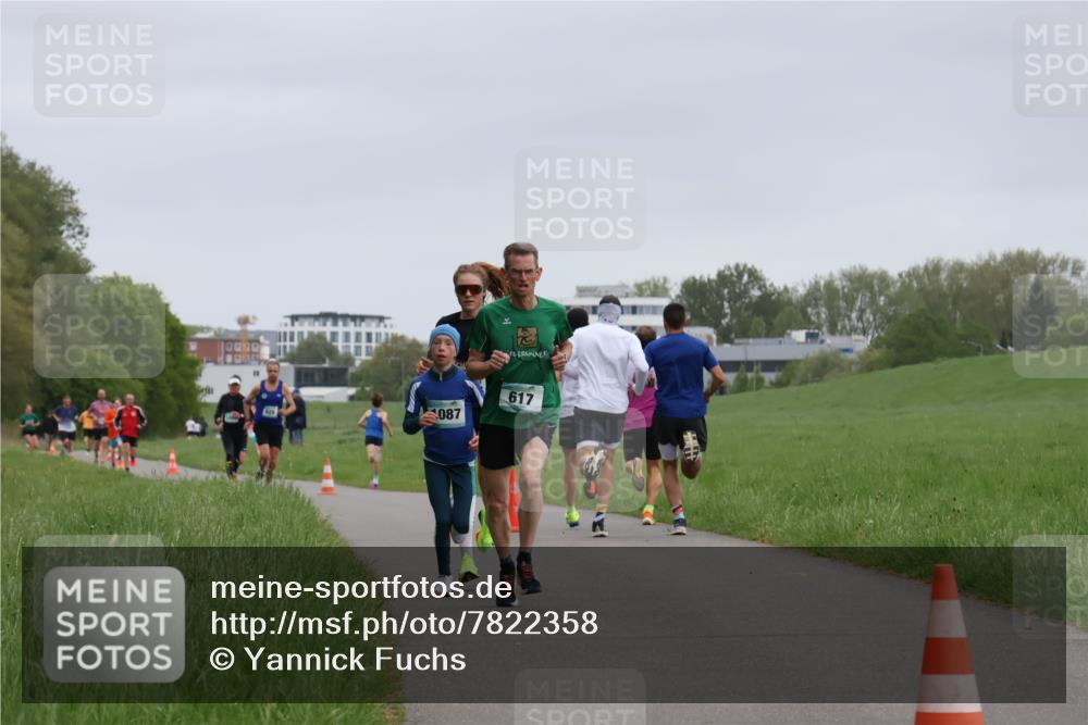 04.05.2025 - 8. Wedeler Halbmarathon Yannick Fuchs http://msf.ph/oto/7822358 04.05.2025 11:10:38 Laufen 087, 617 meine-sportfotos.de