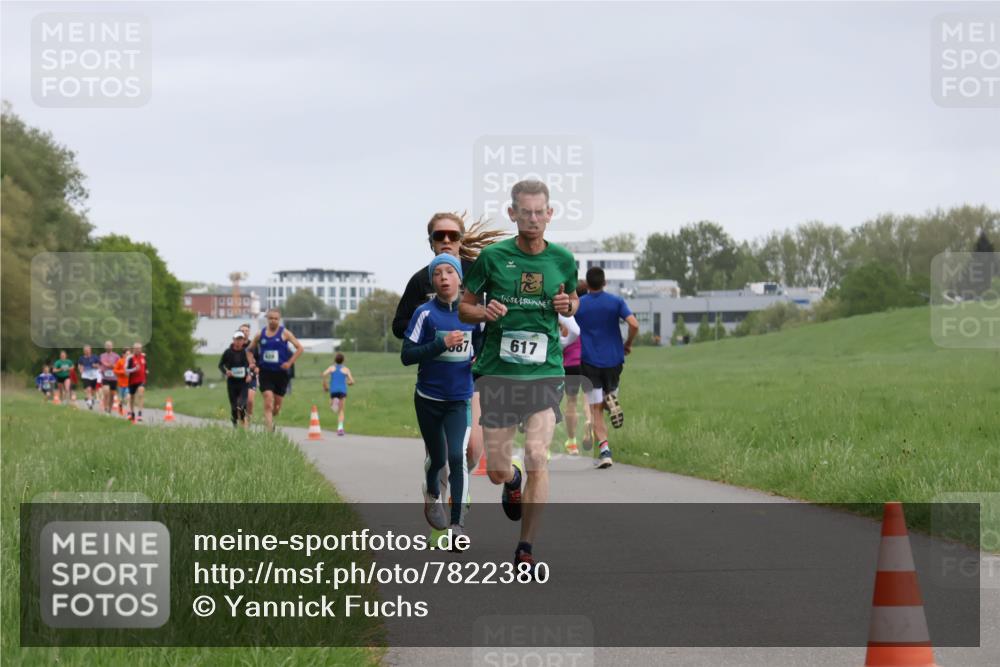 04.05.2025 - 8. Wedeler Halbmarathon Yannick Fuchs http://msf.ph/oto/7822380 04.05.2025 11:10:39 Laufen 887, 617 meine-sportfotos.de