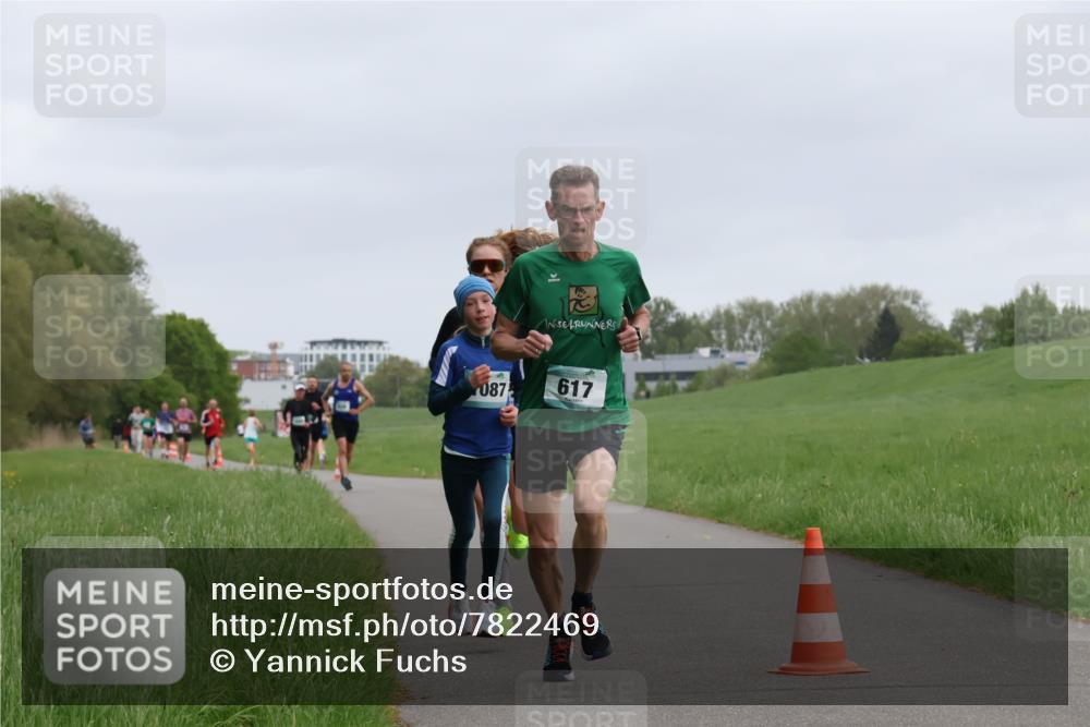04.05.2025 - 8. Wedeler Halbmarathon Yannick Fuchs http://msf.ph/oto/7822469 04.05.2025 11:10:41 Laufen 087, 617 meine-sportfotos.de