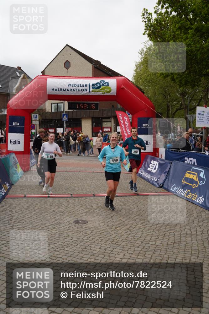 04.05.2025 - 8. Wedeler Halbmarathon Felixshl http://msf.ph/oto/7822524 04.05.2025 11:58:14 Ziel 3, 348, 440, 1135 meine-sportfotos.de