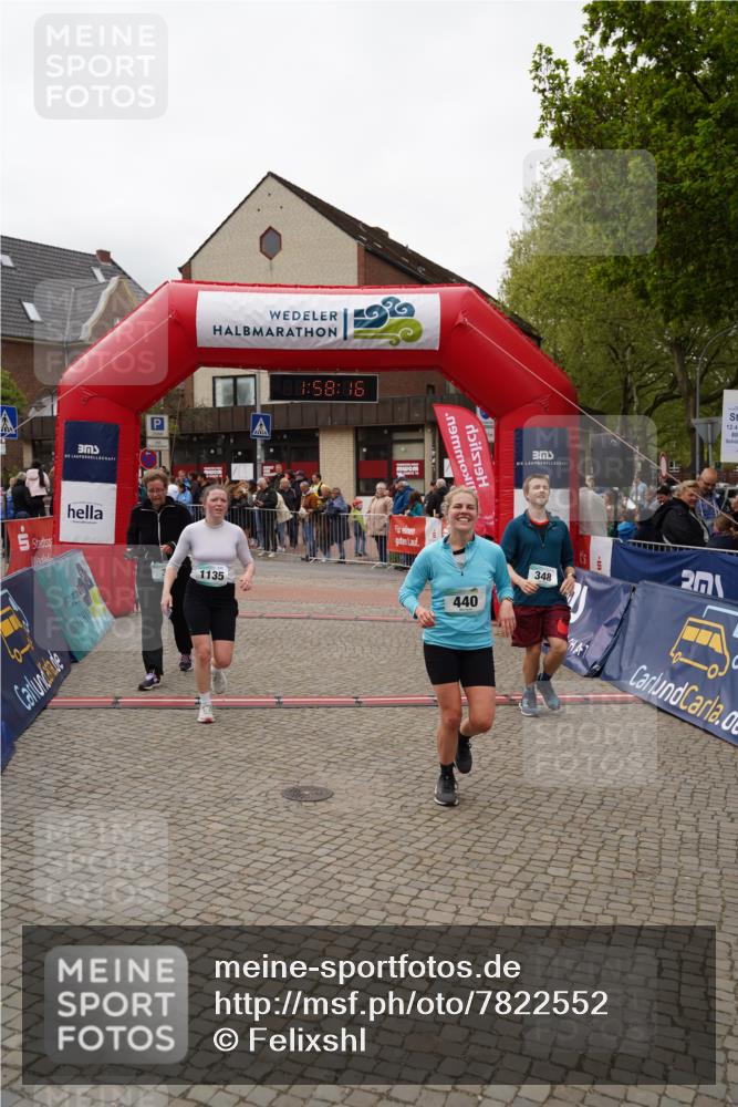 04.05.2025 - 8. Wedeler Halbmarathon Felixshl http://msf.ph/oto/7822552 04.05.2025 11:58:14 Ziel 3, 348, 440, 1135 meine-sportfotos.de