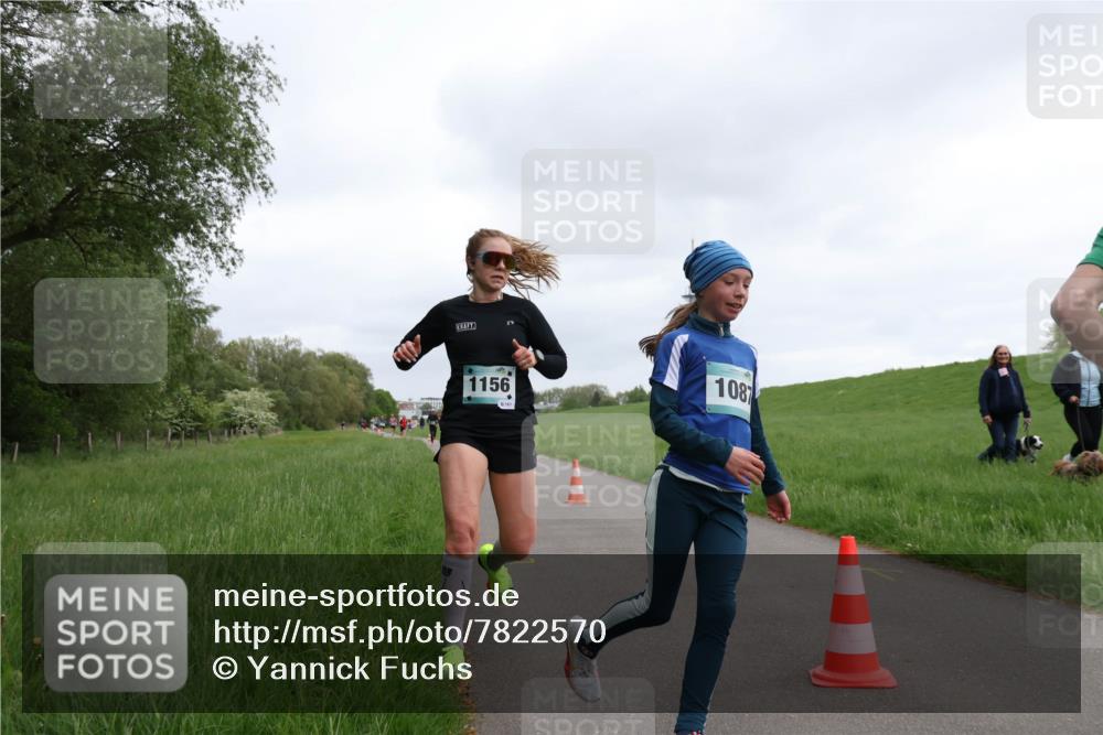 04.05.2025 - 8. Wedeler Halbmarathon Yannick Fuchs http://msf.ph/oto/7822570 04.05.2025 11:10:45 Laufen 1156, 8161, 1087 meine-sportfotos.de