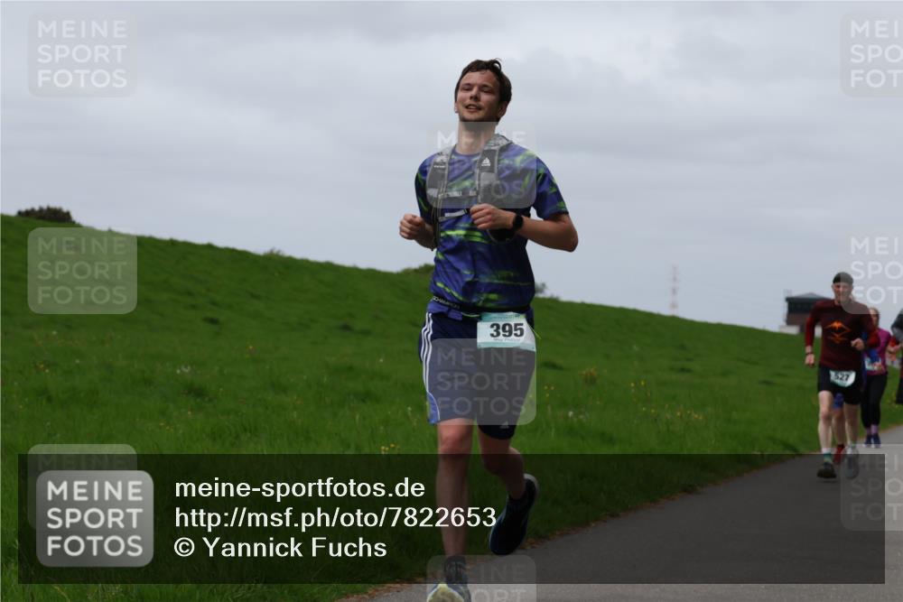 04.05.2025 - 8. Wedeler Halbmarathon Yannick Fuchs http://msf.ph/oto/7822653 04.05.2025 11:29:47 Laufen 395, 527 meine-sportfotos.de