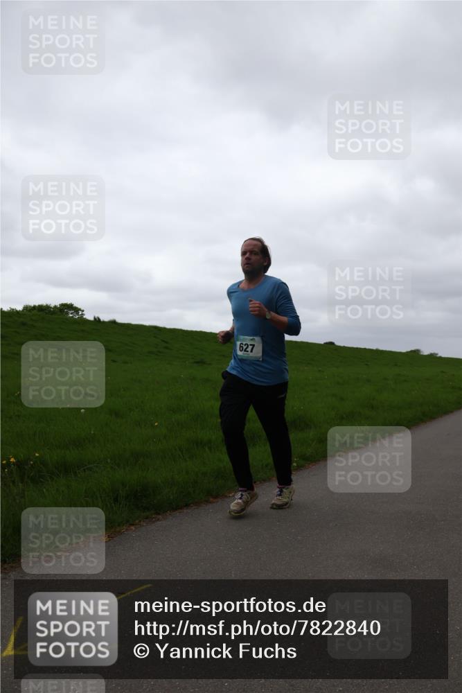 04.05.2025 - 8. Wedeler Halbmarathon Yannick Fuchs http://msf.ph/oto/7822840 04.05.2025 12:15:04 Laufen 627 meine-sportfotos.de