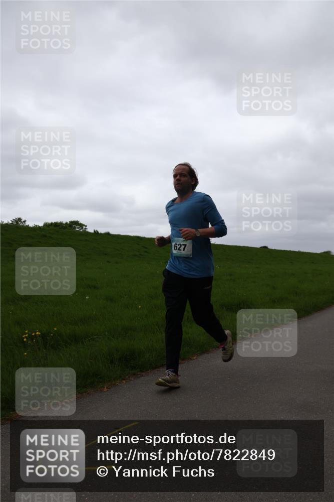 04.05.2025 - 8. Wedeler Halbmarathon Yannick Fuchs http://msf.ph/oto/7822849 04.05.2025 12:15:04 Laufen 627 meine-sportfotos.de