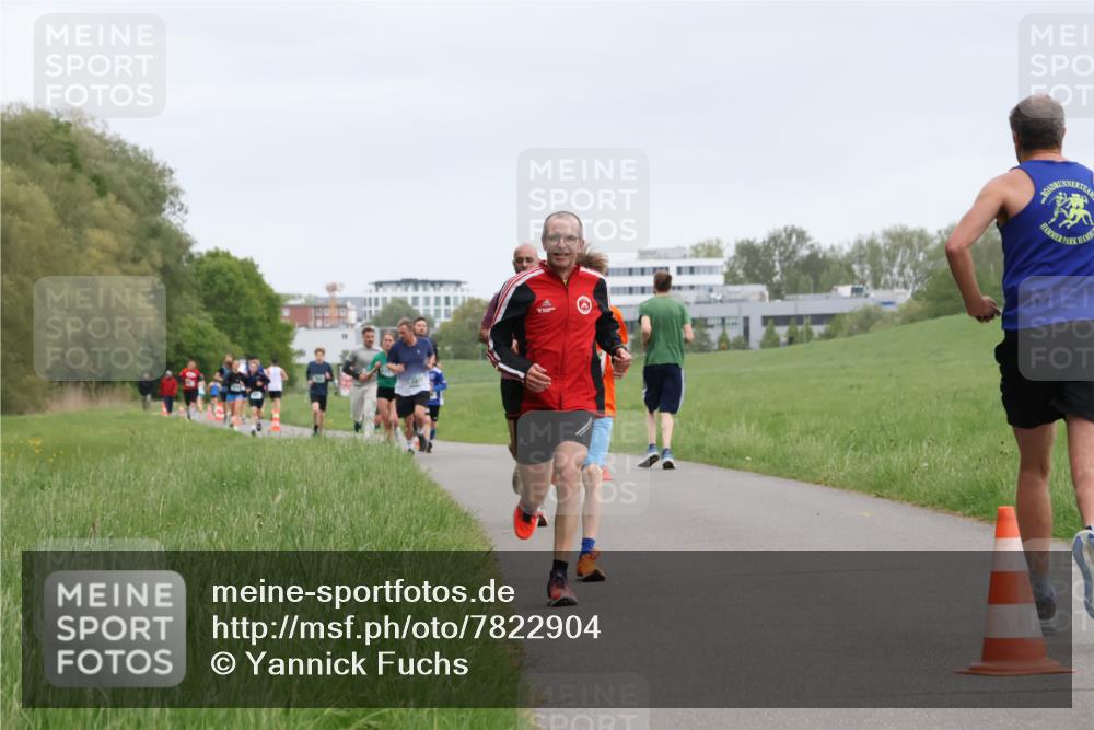 04.05.2025 - 8. Wedeler Halbmarathon Yannick Fuchs http://msf.ph/oto/7822904 04.05.2025 11:11:00 Laufen  meine-sportfotos.de