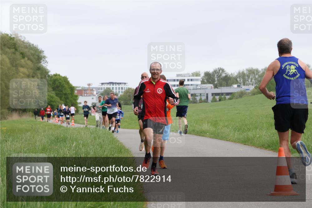 04.05.2025 - 8. Wedeler Halbmarathon Yannick Fuchs http://msf.ph/oto/7822914 04.05.2025 11:11:00 Laufen  meine-sportfotos.de