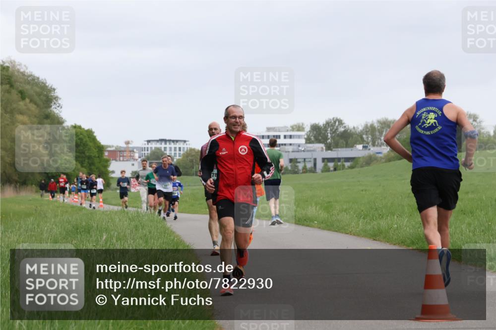 04.05.2025 - 8. Wedeler Halbmarathon Yannick Fuchs http://msf.ph/oto/7822930 04.05.2025 11:11:00 Laufen 1077 meine-sportfotos.de