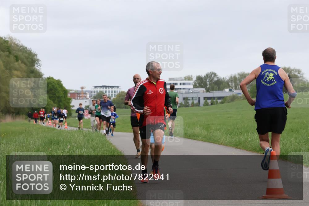 04.05.2025 - 8. Wedeler Halbmarathon Yannick Fuchs http://msf.ph/oto/7822941 04.05.2025 11:11:00 Laufen 2000 meine-sportfotos.de