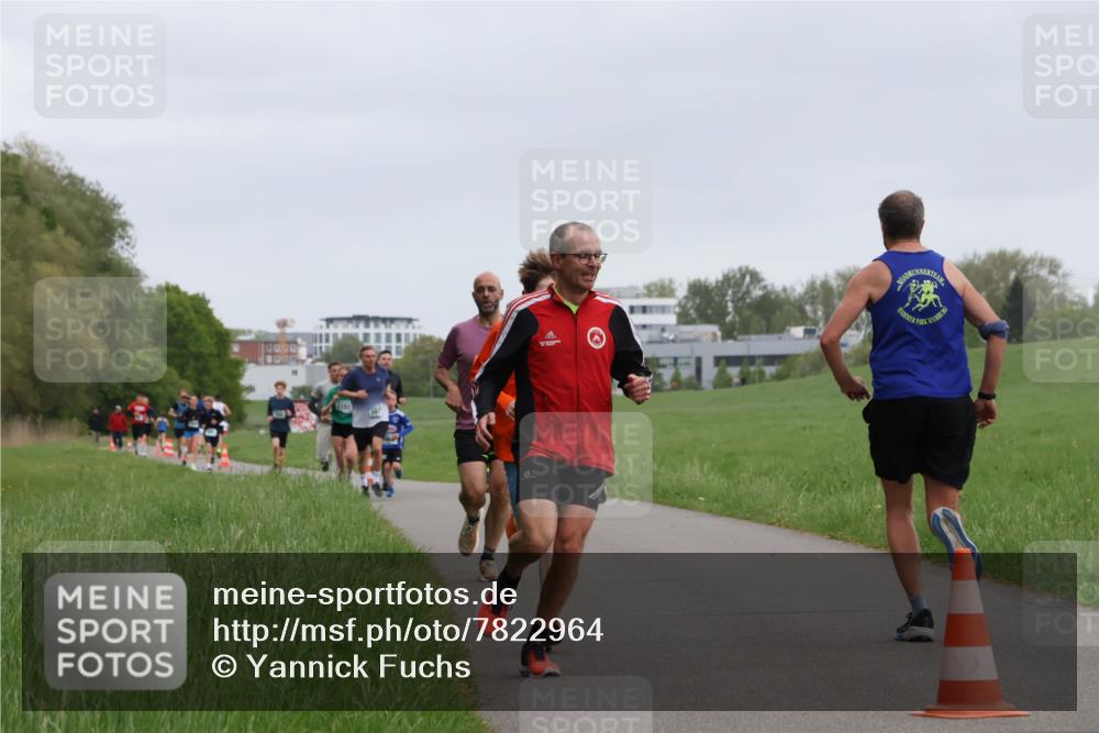 04.05.2025 - 8. Wedeler Halbmarathon Yannick Fuchs http://msf.ph/oto/7822964 04.05.2025 11:11:00 Laufen 1900, 11077 meine-sportfotos.de
