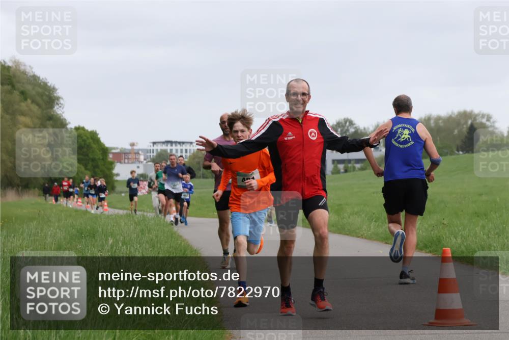 04.05.2025 - 8. Wedeler Halbmarathon Yannick Fuchs http://msf.ph/oto/7822970 04.05.2025 11:11:01 Laufen 1077 meine-sportfotos.de