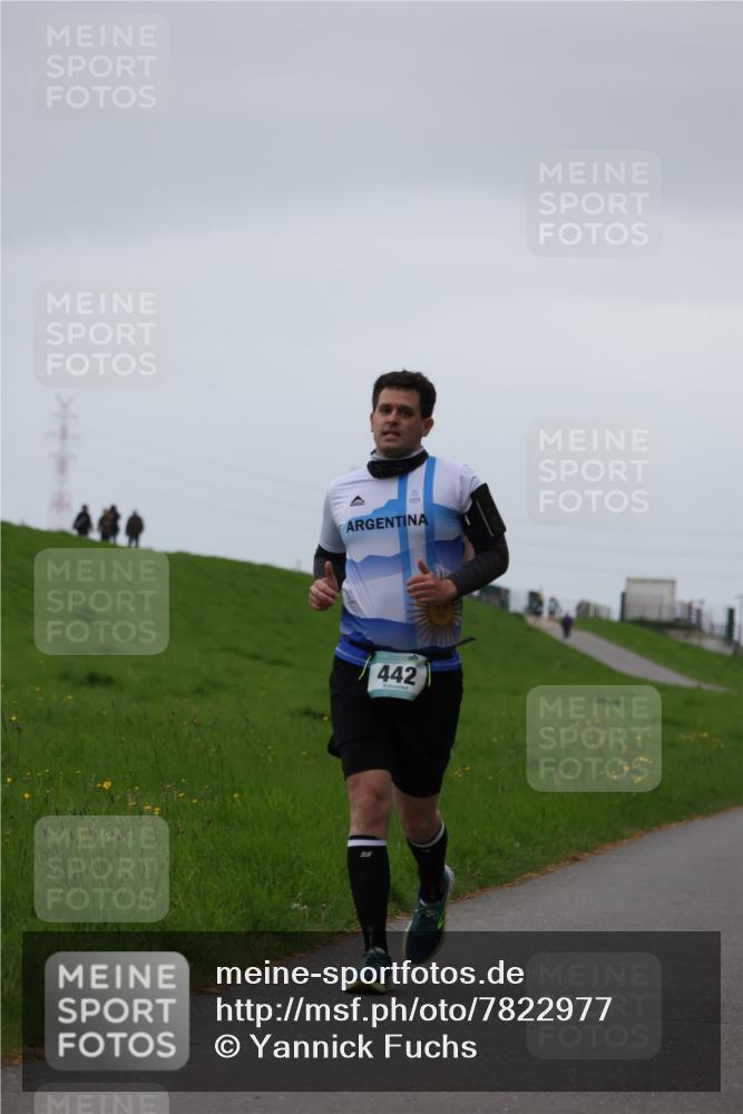 04.05.2025 - 8. Wedeler Halbmarathon Yannick Fuchs http://msf.ph/oto/7822977 04.05.2025 12:16:10 Laufen 4, 442 meine-sportfotos.de