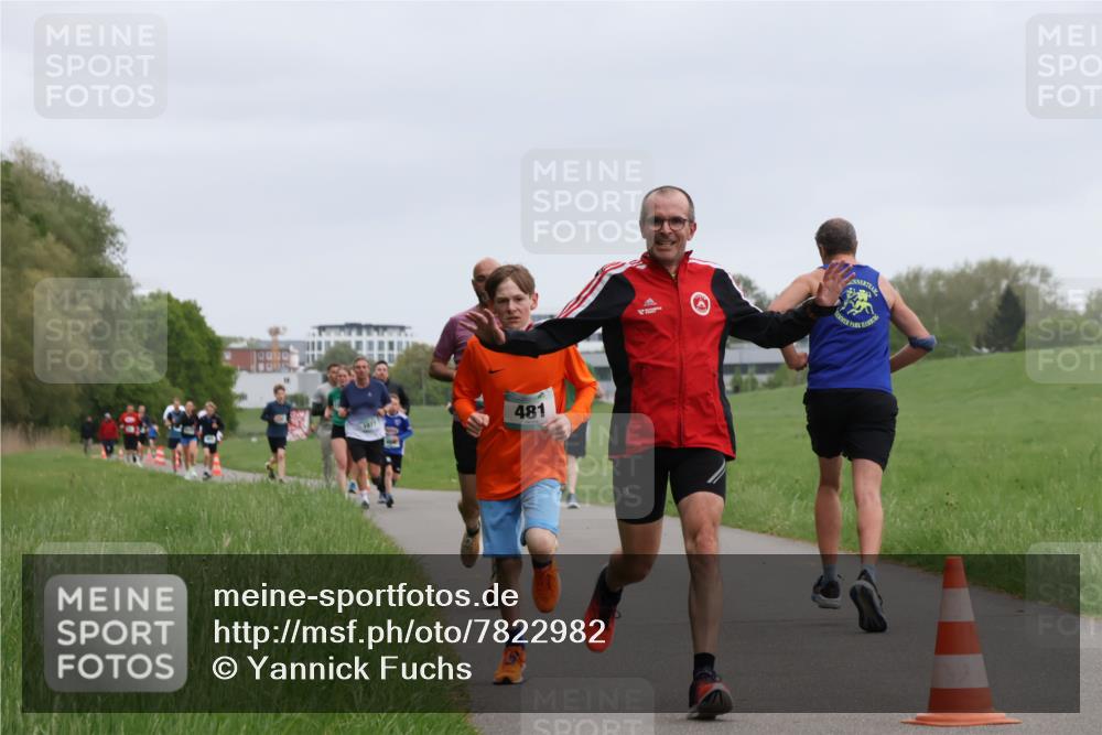 04.05.2025 - 8. Wedeler Halbmarathon Yannick Fuchs http://msf.ph/oto/7822982 04.05.2025 11:11:01 Laufen 1077, 481 meine-sportfotos.de
