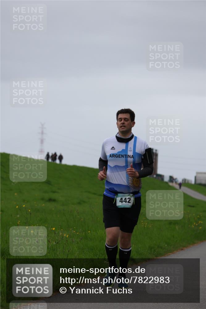 04.05.2025 - 8. Wedeler Halbmarathon Yannick Fuchs http://msf.ph/oto/7822983 04.05.2025 12:16:11 Laufen 442 meine-sportfotos.de