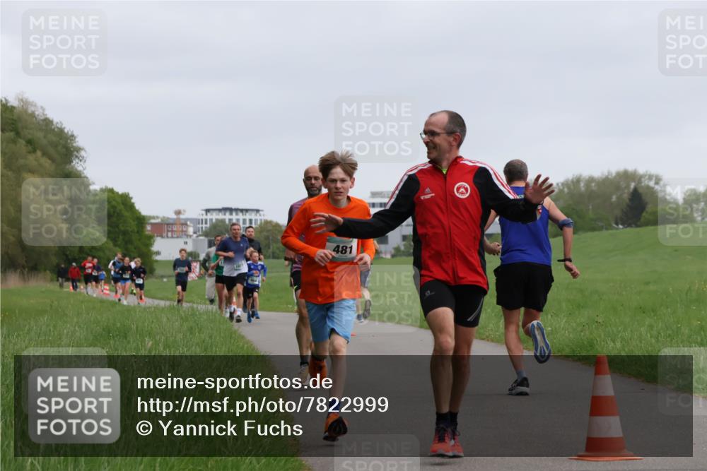 04.05.2025 - 8. Wedeler Halbmarathon Yannick Fuchs http://msf.ph/oto/7822999 04.05.2025 11:11:01 Laufen 481, 1077 meine-sportfotos.de