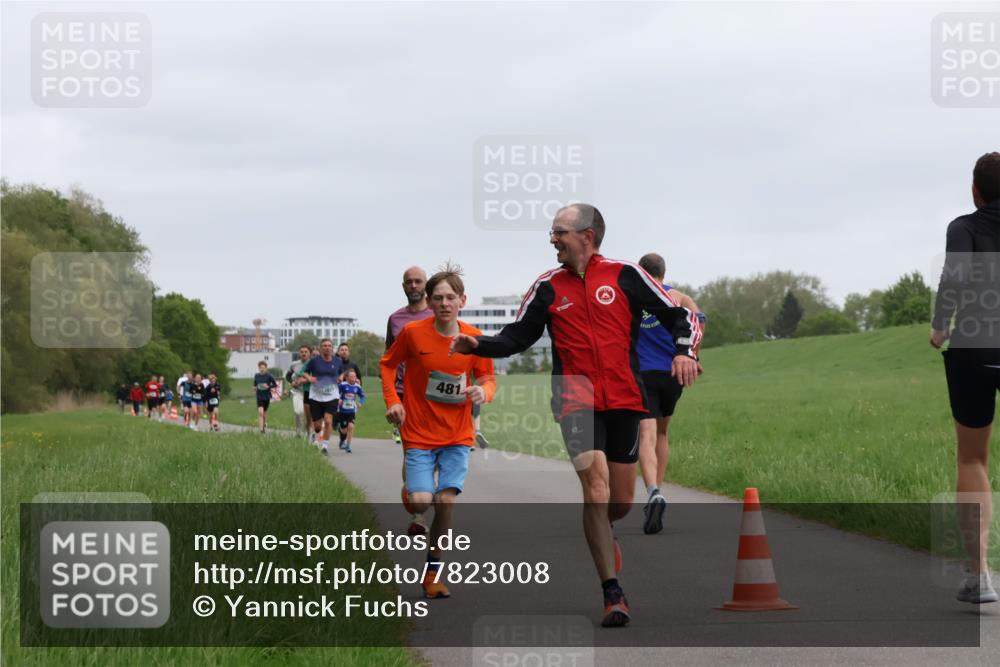 04.05.2025 - 8. Wedeler Halbmarathon Yannick Fuchs http://msf.ph/oto/7823008 04.05.2025 11:11:01 Laufen 481 meine-sportfotos.de