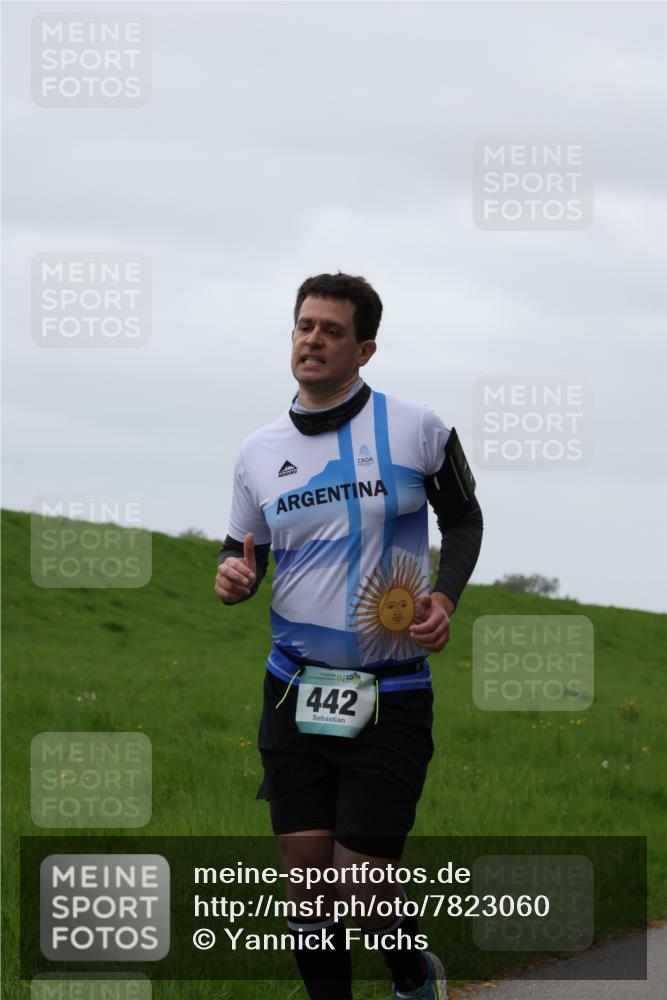 04.05.2025 - 8. Wedeler Halbmarathon Yannick Fuchs http://msf.ph/oto/7823060 04.05.2025 12:16:16 Laufen 442 meine-sportfotos.de