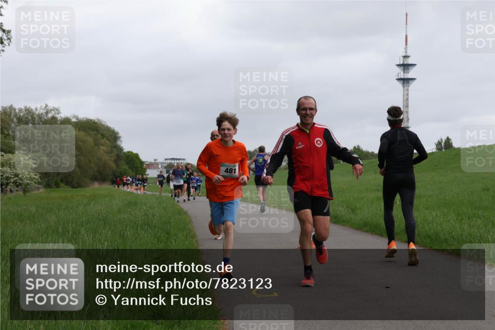 04.05.2025 - 8. Wedeler Halbmarathon Yannick Fuchs http://msf.ph/oto/7823123 04.05.2025 11:11:03 Laufen 481 meine-sportfotos.de