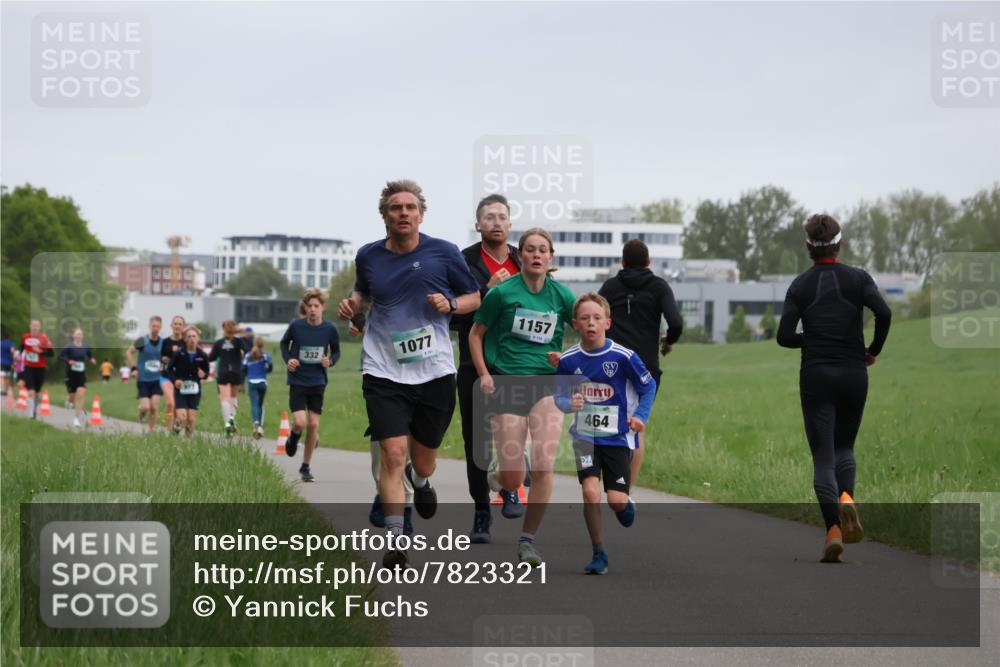 04.05.2025 - 8. Wedeler Halbmarathon Yannick Fuchs http://msf.ph/oto/7823321 04.05.2025 11:11:08 Laufen 332, 1077, 1157, 464 meine-sportfotos.de