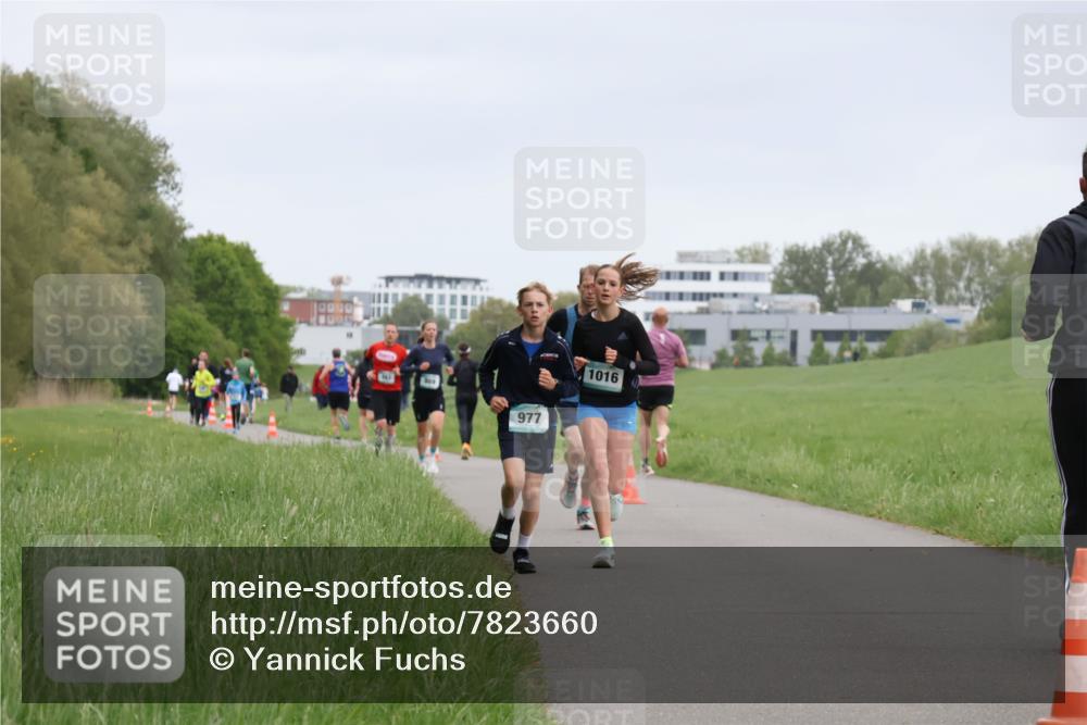 04.05.2025 - 8. Wedeler Halbmarathon Yannick Fuchs http://msf.ph/oto/7823660 04.05.2025 11:11:20 Laufen 977, 1016 meine-sportfotos.de