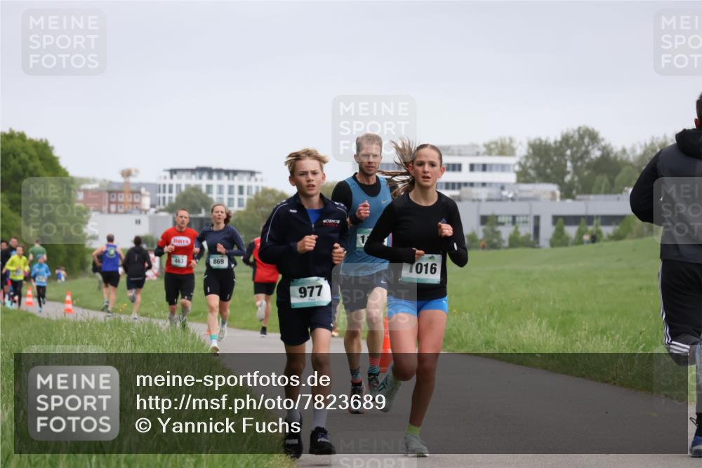 04.05.2025 - 8. Wedeler Halbmarathon Yannick Fuchs http://msf.ph/oto/7823689 04.05.2025 11:11:21 Laufen 4631, 869, 977, 1016 meine-sportfotos.de