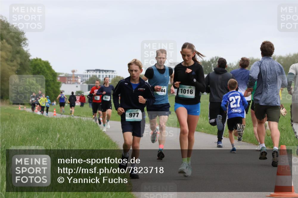 04.05.2025 - 8. Wedeler Halbmarathon Yannick Fuchs http://msf.ph/oto/7823718 04.05.2025 11:11:23 Laufen 463, 869, 40, 977, 44, 1016, 27 meine-sportfotos.de