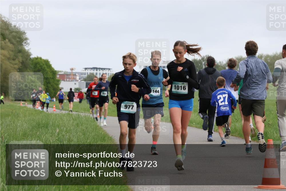 04.05.2025 - 8. Wedeler Halbmarathon Yannick Fuchs http://msf.ph/oto/7823723 04.05.2025 11:11:23 Laufen 463, 869, 977, 1016, 144, 27 meine-sportfotos.de