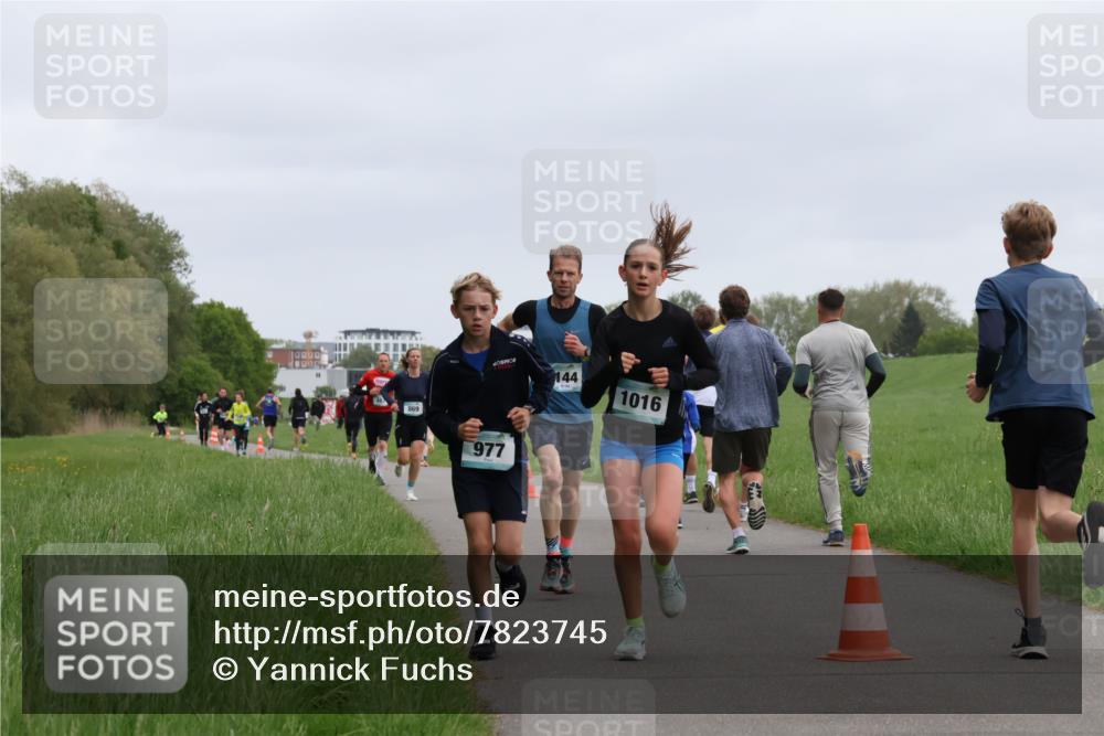 04.05.2025 - 8. Wedeler Halbmarathon Yannick Fuchs http://msf.ph/oto/7823745 04.05.2025 11:11:24 Laufen 10000, 869, 977, 144, 1016 meine-sportfotos.de