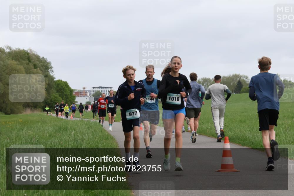 04.05.2025 - 8. Wedeler Halbmarathon Yannick Fuchs http://msf.ph/oto/7823755 04.05.2025 11:11:24 Laufen 1009, 463, 977, 1144, 1016 meine-sportfotos.de