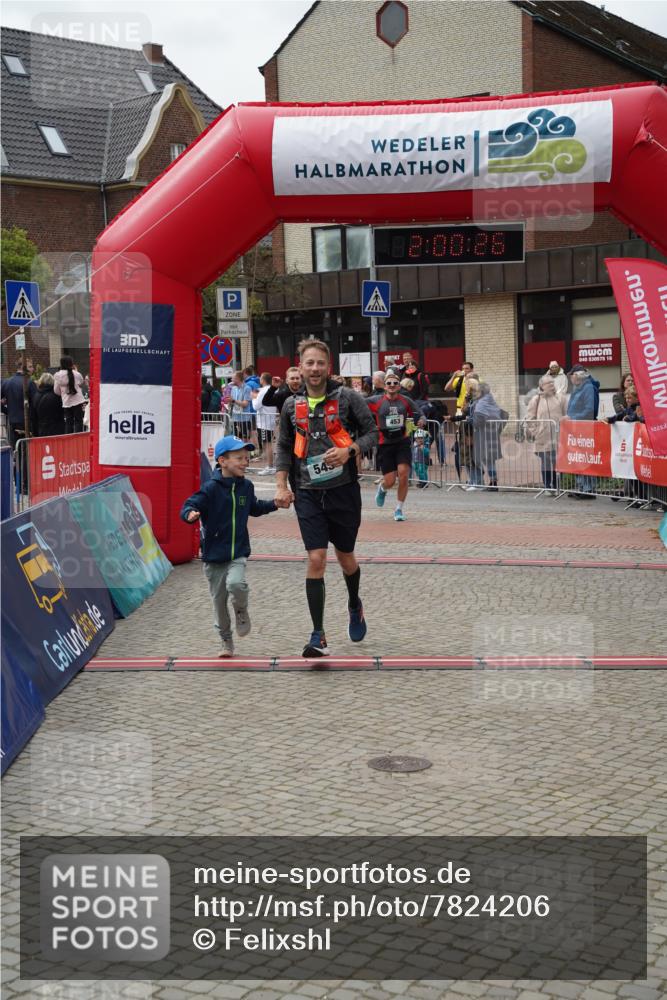 04.05.2025 - 8. Wedeler Halbmarathon Felixshl http://msf.ph/oto/7824206 04.05.2025 12:00:24 Ziel 453, 543, 560 meine-sportfotos.de
