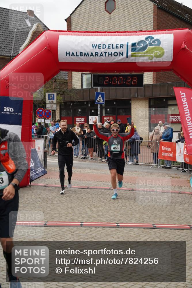 04.05.2025 - 8. Wedeler Halbmarathon Felixshl http://msf.ph/oto/7824256 04.05.2025 12:00:26 Ziel 453, 518, 543, 560 meine-sportfotos.de