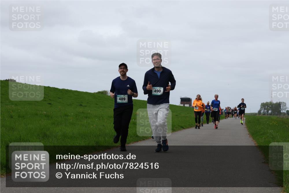 04.05.2025 - 8. Wedeler Halbmarathon Yannick Fuchs http://msf.ph/oto/7824516 04.05.2025 11:31:41 Laufen 489, 490 meine-sportfotos.de