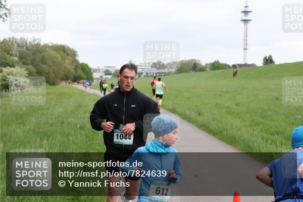 04.05.2025 - 8. Wedeler Halbmarathon Yannick Fuchs http://msf.ph/oto/7824639 04.05.2025 11:11:51 Laufen 1044, 612 meine-sportfotos.de