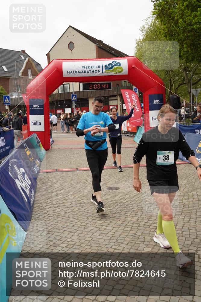 04.05.2025 - 8. Wedeler Halbmarathon Felixshl http://msf.ph/oto/7824645 04.05.2025 12:00:41 Ziel 38, 241, 410 meine-sportfotos.de