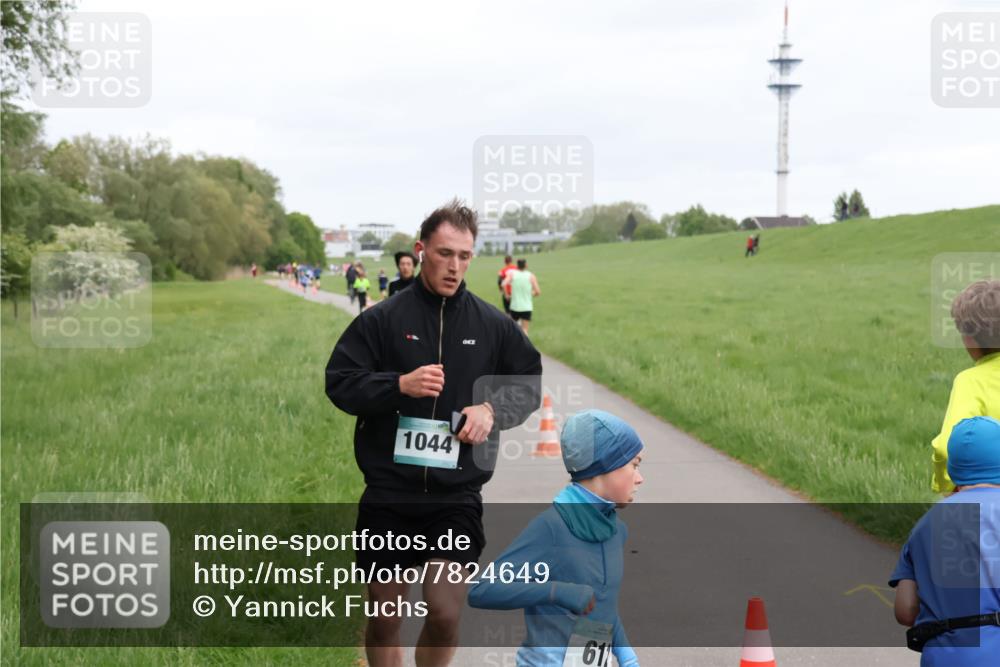 04.05.2025 - 8. Wedeler Halbmarathon Yannick Fuchs http://msf.ph/oto/7824649 04.05.2025 11:11:52 Laufen 1044, 611 meine-sportfotos.de