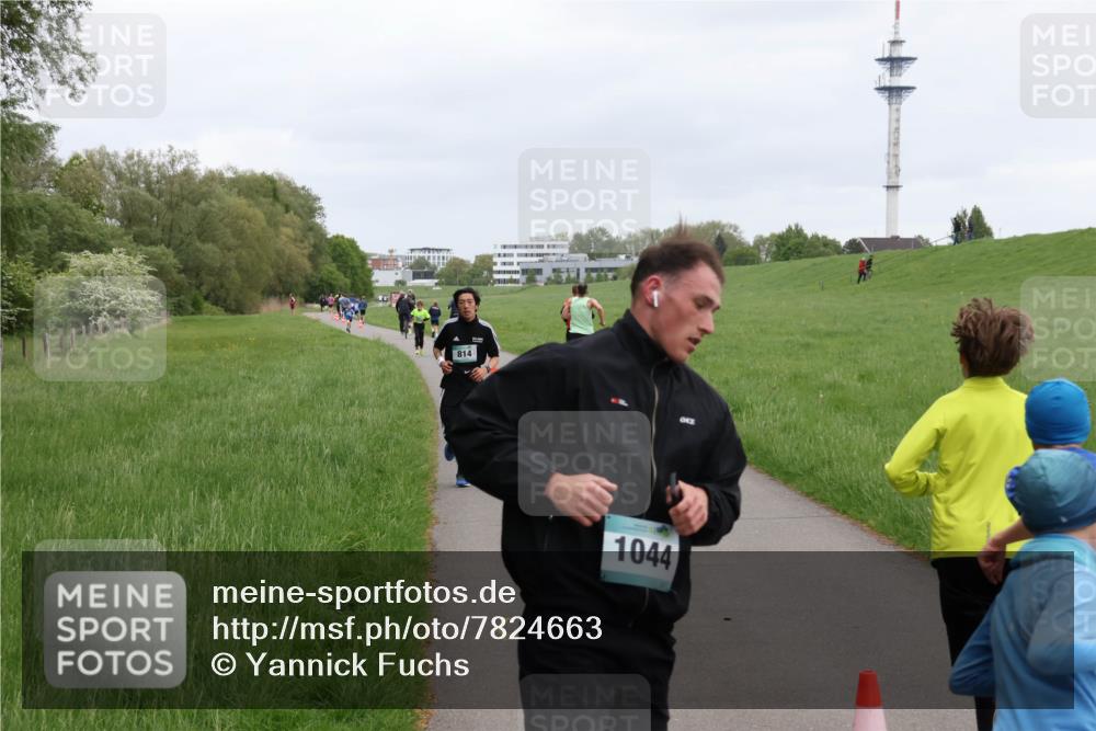 04.05.2025 - 8. Wedeler Halbmarathon Yannick Fuchs http://msf.ph/oto/7824663 04.05.2025 11:11:52 Laufen 8141, 9, 1044 meine-sportfotos.de