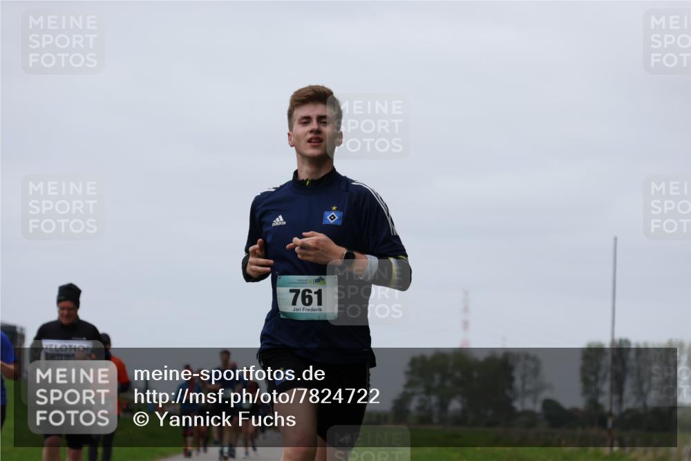 04.05.2025 - 8. Wedeler Halbmarathon Yannick Fuchs http://msf.ph/oto/7824722 04.05.2025 11:31:49 Laufen 437, 761 meine-sportfotos.de