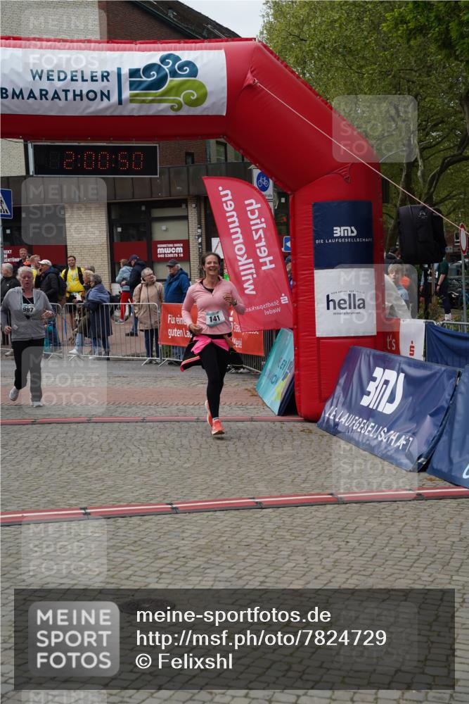04.05.2025 - 8. Wedeler Halbmarathon Felixshl http://msf.ph/oto/7824729 04.05.2025 12:00:47 Ziel 141, 987, 988 meine-sportfotos.de