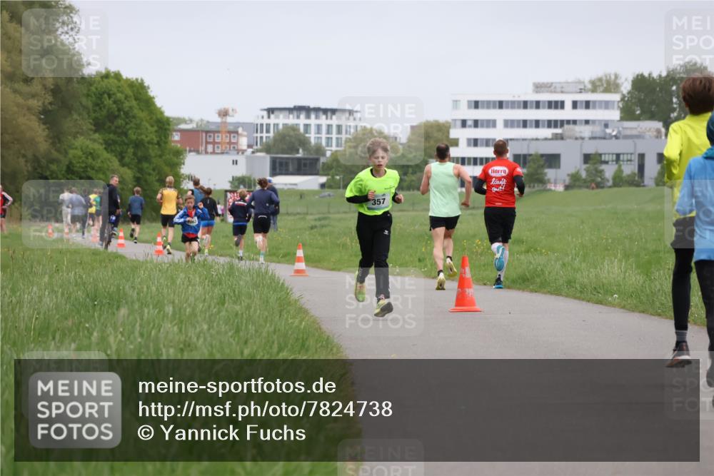 04.05.2025 - 8. Wedeler Halbmarathon Yannick Fuchs http://msf.ph/oto/7824738 04.05.2025 11:11:57 Laufen 063, 357 meine-sportfotos.de