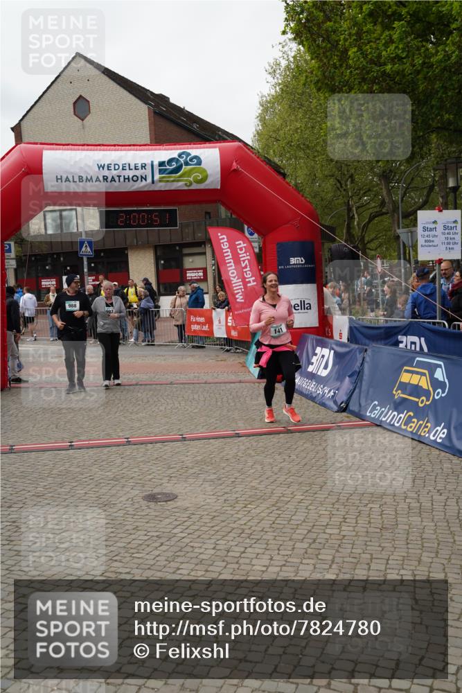04.05.2025 - 8. Wedeler Halbmarathon Felixshl http://msf.ph/oto/7824780 04.05.2025 12:00:48 Ziel 141, 987, 988, 1177 meine-sportfotos.de