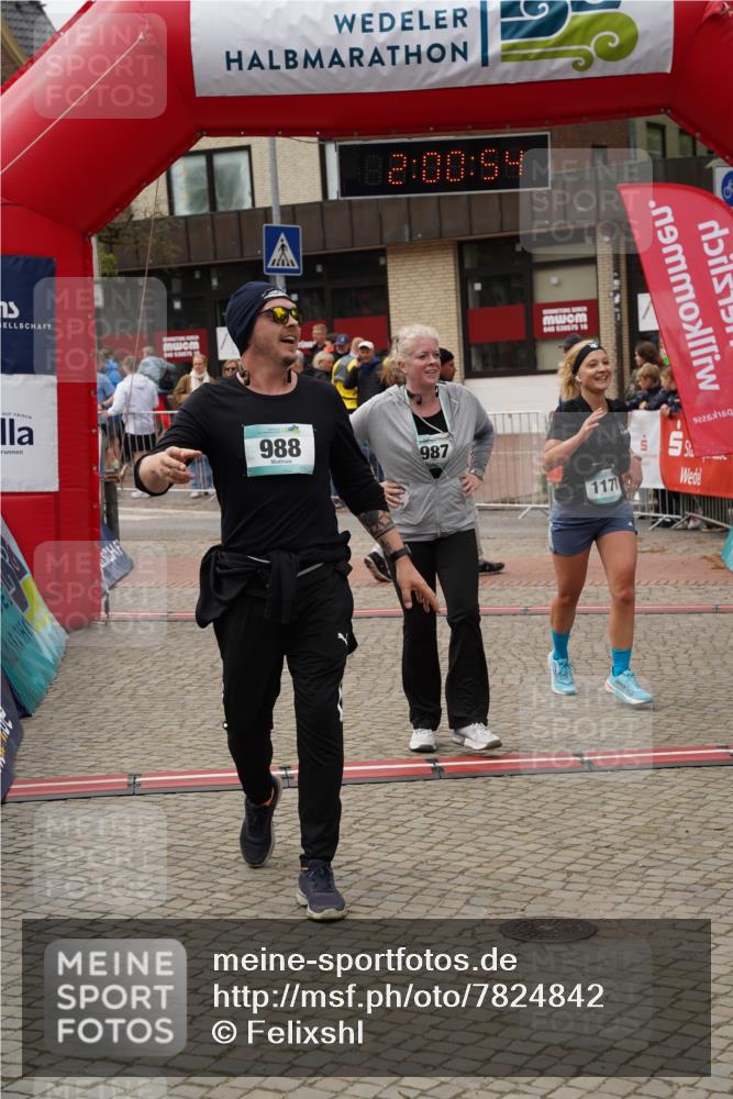 04.05.2025 - 8. Wedeler Halbmarathon Felixshl http://msf.ph/oto/7824842 04.05.2025 12:00:52 Ziel 141, 987, 988, 1177 meine-sportfotos.de