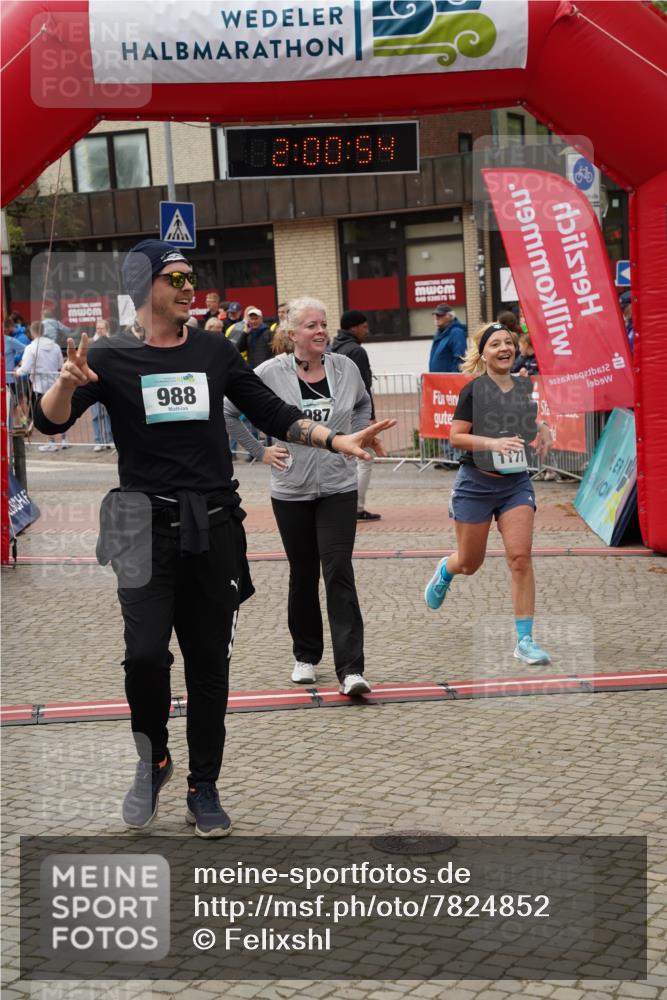 04.05.2025 - 8. Wedeler Halbmarathon Felixshl http://msf.ph/oto/7824852 04.05.2025 12:00:52 Ziel 141, 987, 988, 1177 meine-sportfotos.de