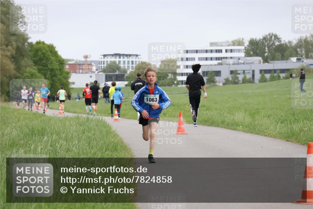 04.05.2025 - 8. Wedeler Halbmarathon Yannick Fuchs http://msf.ph/oto/7824858 04.05.2025 11:12:12 Laufen 1063 meine-sportfotos.de