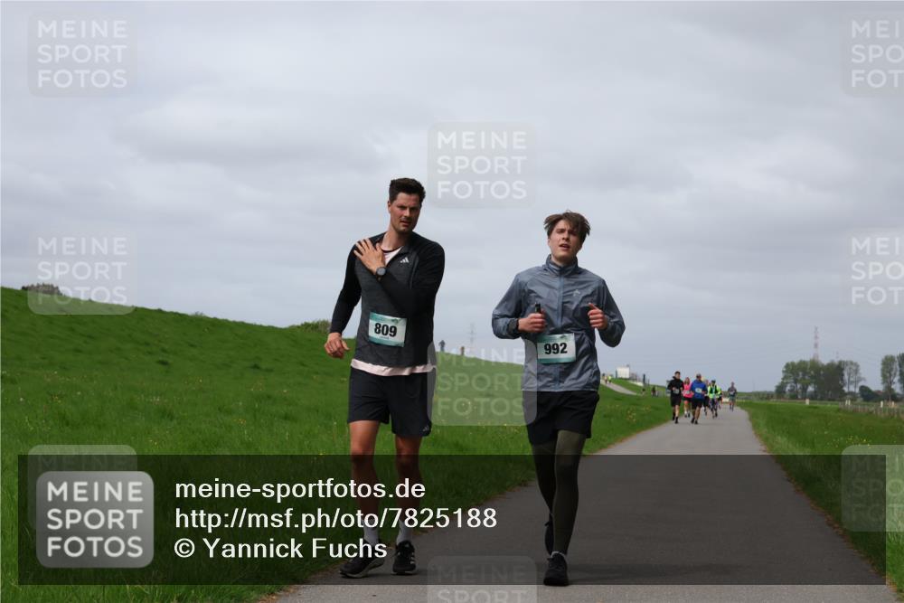 04.05.2025 - 8. Wedeler Halbmarathon Yannick Fuchs http://msf.ph/oto/7825188 04.05.2025 11:54:22 Laufen 809, 992 meine-sportfotos.de